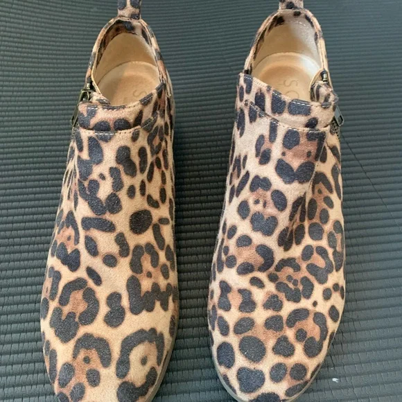 SOUL Naturalizer Leopard Print Ankle Boots 10 - Picture 2 of 4